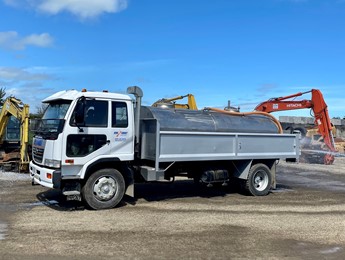 4X2 Sprinkler Truck: S/S Tank 6,000L